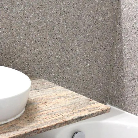 Zum Wohlfuehlen Fuer Max 5 Erwachsene Und 1 Kind, Schwimmbad Vor Der Tuer, Tiere Erlaubt דירה *